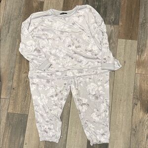 Simply Vera Vera Wang Floral Pajama Set in Gray and White.